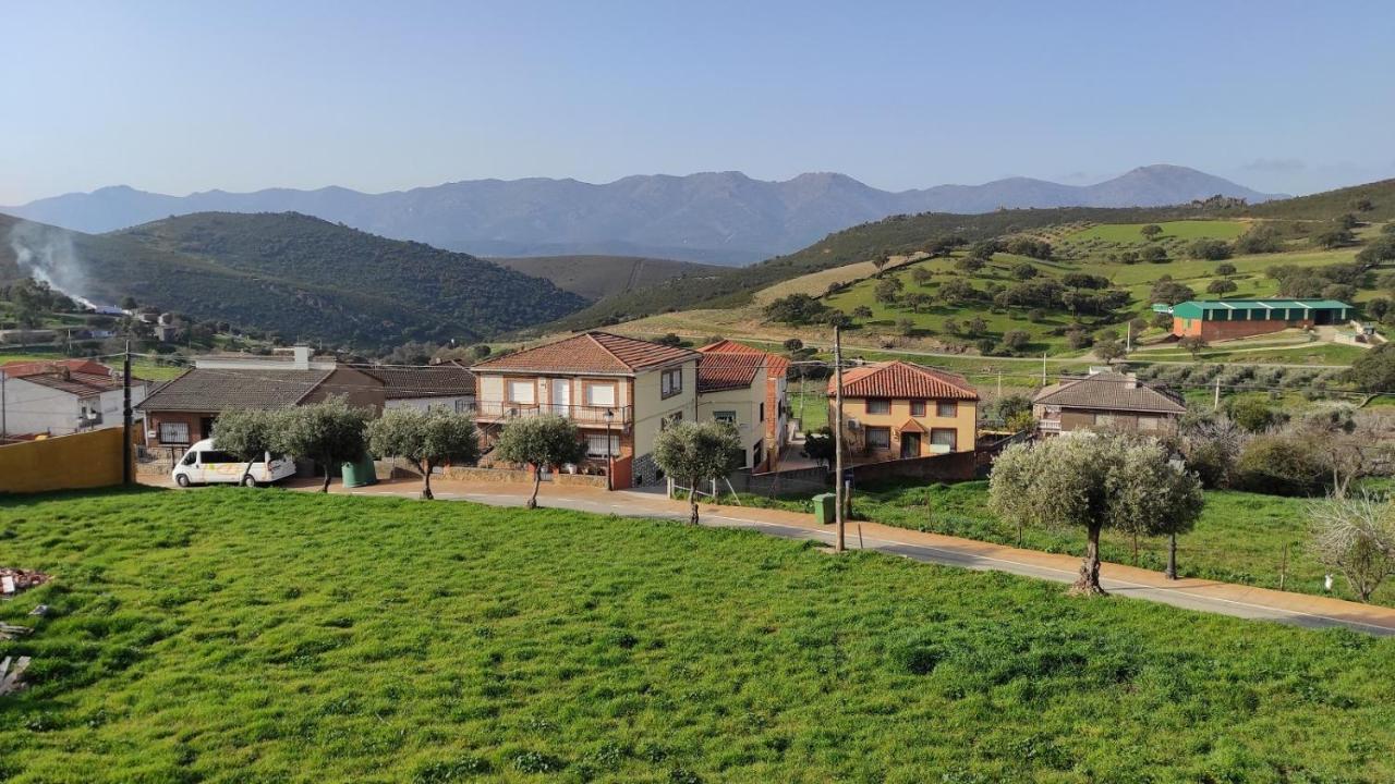 Casa Rural La Colmena Del Geoparque Navatrasierra Exterior photo